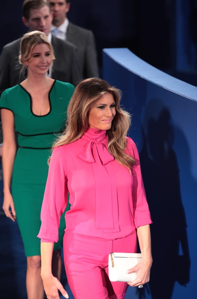 Pada masa kampanye pemilihan presiden AS pada akhir 2016, beredar video wawancara Donald Trump yang dianggap melecehkan kaum wanita. Kata-kata Grab them by the pussy pun jadi viral kala itu. Di tengah kontroversi itu, Melania Trump justru memakai setelan celana dan blouse dengan detail pussy-bow atau pita di bagian leher seolah ingin menyindir netizen. Foto: Getty Images