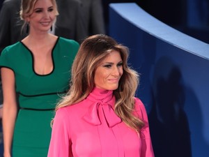 Makna Tersembunyi di Balik Blouse Gucci Melania Trump di Debat Capres AS