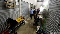 Sejak dipindahkan beberapa hari lalu, pengunjung atau pembeli terasa semakin sepi.