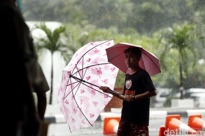 Hujan deras yang mengguyur wilayah Jakarta dan sekitarnya memberikan berkah tersendiri khususnya mereka yang menyediakan jasa ojek payung, yang umumnya didominasi oleh kalangan anak-anak.