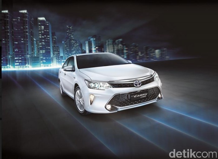 Toyota memperkenalkan New Camry yang telah mendapat sentuhan baru lewat penyempurnaan fitur keselamatan pada semua varian Camry, sehingga membuat sang market leader segmen medium sedan ini tampil makin prestisius dan menghadirkan peace of mind bagi konsumen.