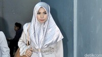 Ia tampak membawa tas putri bungsunya, Adzkia Sakinah Zahratusyta Guntur Bumi Alqurtubbi.  Pool/Noel/detikFoto.