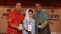 Ketua Umum Ikatan Wanita Pengusaha Indonesia Nita Yudi (tengah), GM Micro Business Telkom divisi Business Serice Adrian Sani Harahap (kiri) dan CEO blanja.com saat meluncurkan IWAPI Goes Digital di acara Rakernas IWAPI ke XXVI.