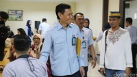 Dirjen HAM Mualimin Abdi dan Budi Imam (kanan) sebelum jumpa pers dimulai.
