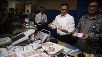 Direktur Tipideksus Mabes Polri Brigjen Pol Agus Setya memperlihatkan uang palsu tersebut di depan kamera.