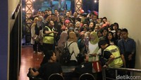 Pintu antrian konser baru dimulai pada pukul 18.00 WIB. Pool/Ismail/detikFoto.