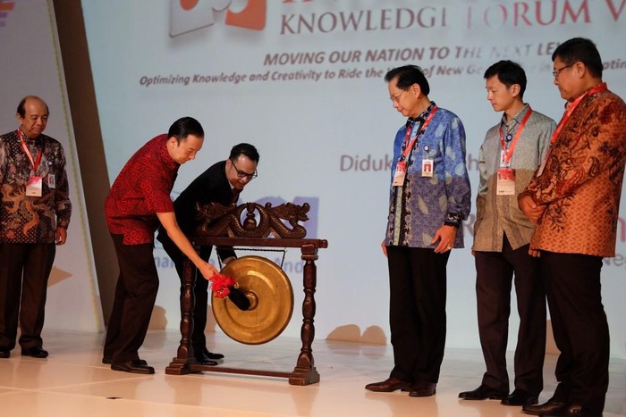 Diskusi Lintas Generasi di Indonesia Knowledge Forum