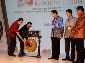 Diskusi Lintas Generasi di Indonesia Knowledge Forum