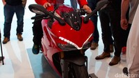 Pengunjung pameran Intermot mencoba menjajal Ducati SuperSport. Motor diperkuat dengan mesin Testastretta twin-cylinder 937 cc dengan konfigurasi 11°. Foto: Dadan Kuswaraharja