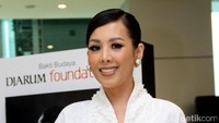 Wanita yang akrab disapa Nita itu tampil dengan busana serba putih. Pool/Ismail/detikFoto.