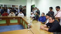 Lewat aksinya, Wakil Sekjen MUI Amirsyah Tambunan mengajak kelompok pasukan berani mati ini ke dalam kantor MUI untuk membicarakan deklarasi lebih lanjut.