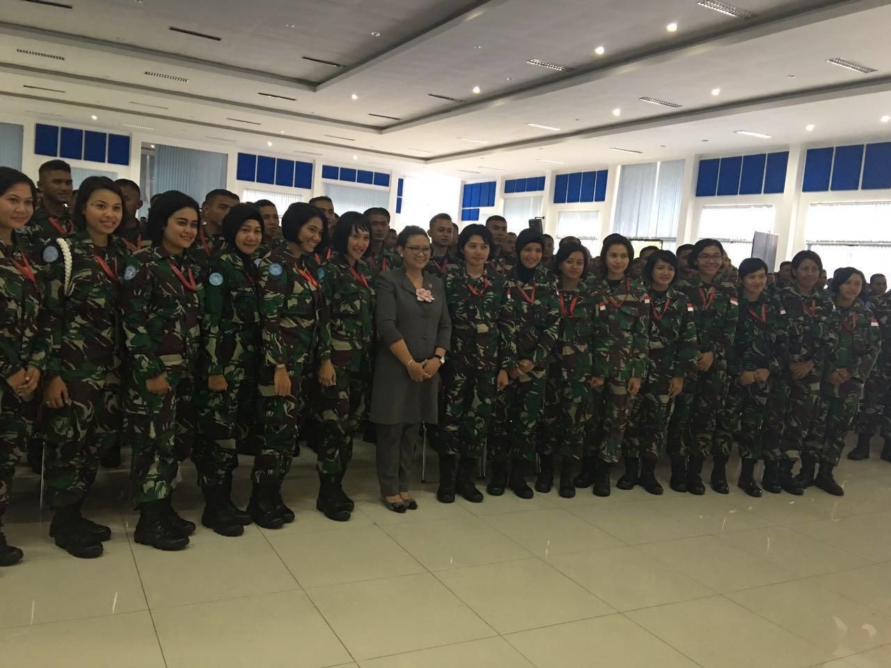 Menlu Retno dengan Pasukan Perdamaian Perempuan di PMPP TNI, Sentul, Jawa Barat
