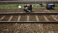 Saat pekerja lakukan pengecekan dan perawatan di jalur kereta Jakarta-Bekasi di Jalur Cipinang, Jakarta, Senin (10/10/2016).