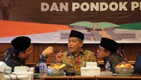 Said Aqil Siroj (tengah) berbincang dengan Ketua Umum PKB, Muhaimin Iskandar (kanan) dan Sekjen PBNU Helmi Faisal zaini diselah launching Draf RUU Madrasah dan Pesantren.