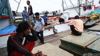 Mereka memprotes kebijakan Perum Perikanan Indonesia yang menaikan biaya sewa lahan.
