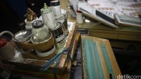 Polisi juga menyita beberapa barang bukti berupa bahan-bahan untuk membuat uang palsu.
