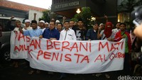 Ini suasana aksi protes pasukan berani mati dari Front Pemuda Islam Indonesia di depan kantor MUI di Jalan Proklamasi, Menteng, Jakarta Pusat, Senin (10/10/2016).