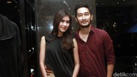 Mereka terlihat mesra saat berpose di depan kamera. Pool/Gus Mun/detikFoto.