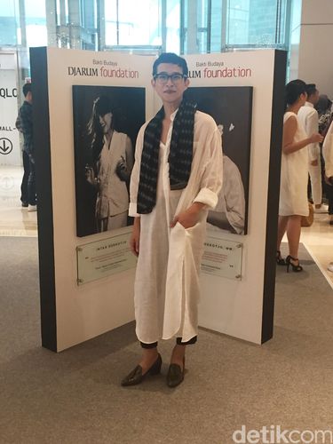 Tantangan Oscar Lawalata Desain Busana untuk 100 Seniman Indonesia