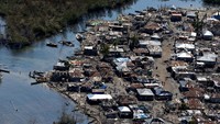 Atap rumah warga hancur. Carlos Garcia Rawlins/Reuters/detikFoto.