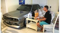 Randy memutuskan tempat terbaik untuk memarkir BMW E30 M3 miliknya di dalam rumahnya. Sarapan yang romantis kan? (Instagram @jalilsup)