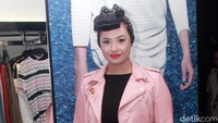 Claudia tampil memesona dengan jaket pink, blus dan celana serta boots hitam. Pool/Gus Mun/detikFoto.