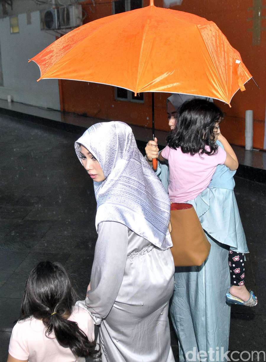 Puput Melati Terobos Hujan Bersama Putri Bungsunya