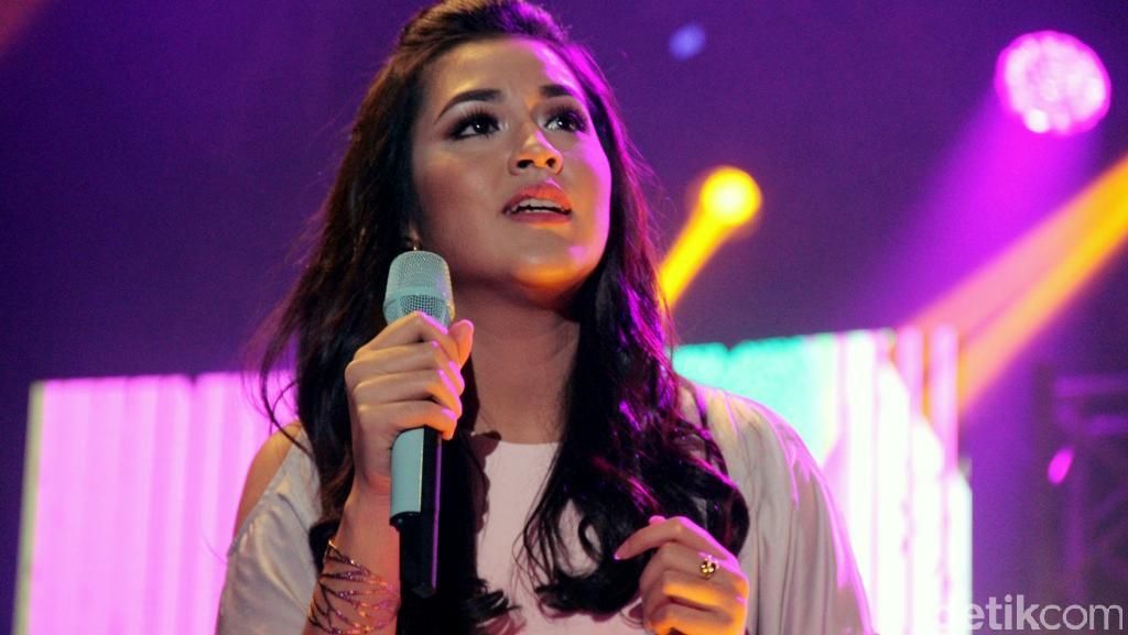 Selfie Jadi Mood Booster Buat Raisa