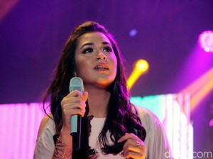 Selfie Jadi Mood Booster Buat Raisa