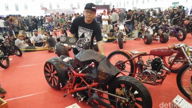 Charles dan motor modifikasi (Foto: Rangga)