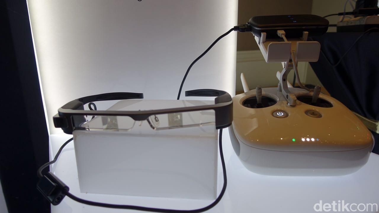 Google Glass Mandek, Moverio Jalan Terus