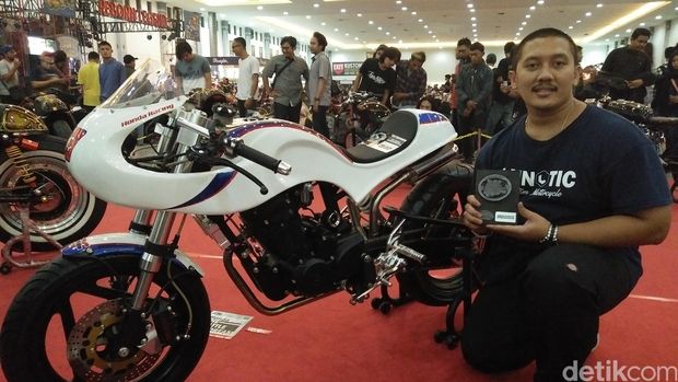 Yuwono dan motor modifikasinya (Foto: Rangga)