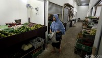Suasana kios sayuran terlihat sepi pembeli.