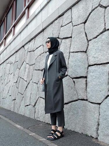 Tips Berbusana di Musim Hujan dengan Outer Panjang ala 5 Desainer Hijab