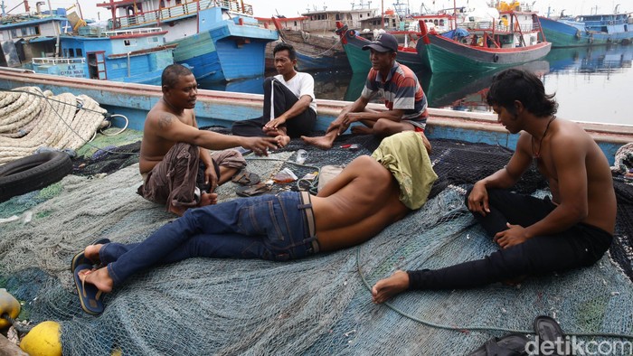 Susi Minta Bantuan Marinir Rombak Pelabuhan Nelayan yang Kumuh dan Bau