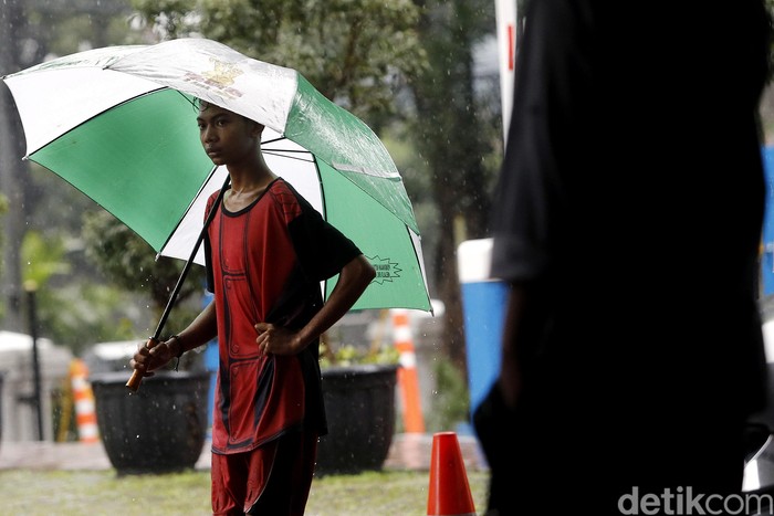 BMKG Minta Masyarakat Waspada Hujan Lebat dan Angin Kencang hingga 27 Oktober