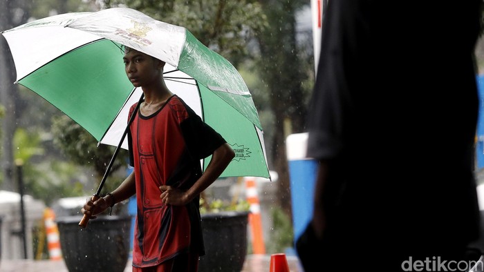 Tiap kali turun hujan, kenapa perut terasa cepat lapar ya? (Foto: Rengga Sancaya) Tiap kali turun hujan, kenapa perut terasa cepat lapar ya? (Foto: Rengga Sancaya)