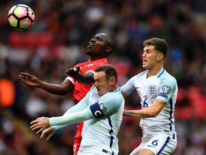 Rooney Dicemooh, Stones dan Henderson Membela