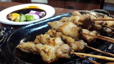 Hangatkan Tubuh dengan Sate Domba Hot Plate dan Asem-asem Daging