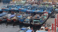 Hari ini, Senin (10/10/2016) nelayan di Pelabuhan Muara Baru melakukan mogok kerja.