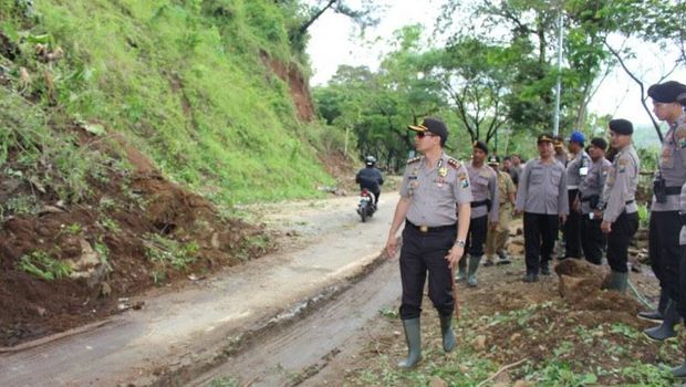 Kapolres Trenggalek AKBP Made Agus Prasatya di lokasi longsor