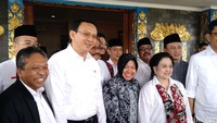 Risma menyambut Ahok yang ikut rombongan PDIP Megawati Soekarnoputri ini, di Bandara Abdul Rahman Saleh, Malang, Jawa Timur, Senin (10/10/2016).