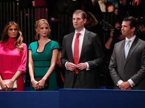 Pakai Baju Gucci, Melania Trump Mencuri Perhatian di Debat Capres AS Kedua