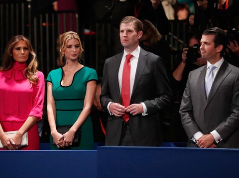 Makna Tersembunyi di Balik <i>Blouse</i> Gucci Melania Trump di Debat Capres AS