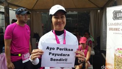 Dalam kampanye kesadaran kanker payudara Jakarta Goes Pink, para artis hadir dan mendukung agar masyarakat melakukan gerakan periksa payudara sendiri (SADARI).