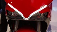 Lekukan lampu LED motor yang begitu menggoda. Bagian lampu mengadopsi dari model Panigale, yang dilengkapi dengan LED daytime running light, serta sentuhan desain yang rapi membuat tampilan yang unik.Foto: Dadan Kuswaraharja