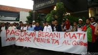 Mereka terlihat membawa spanduk bertuliskan Pasukan Berani Mati Adili Ahok Penista AlQuran.