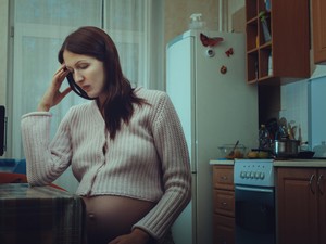 Bagaimana Harus Bersikap Saat Suami Mengandalkan Uang Istri?