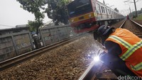 Para pekerja melakukan perawatan rel kereta api yang menghubungkan Jakarta-Bekasi.