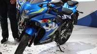 Suzuki GSX-R 125 ditawarkan dengan tiga pilihan warna yaitu hitam, putih dan livery balap Suzuki Racing Blue. Motor ini mulai dijual pada pertengahan tahun depan. Foto: Dadan Kuswaraharja